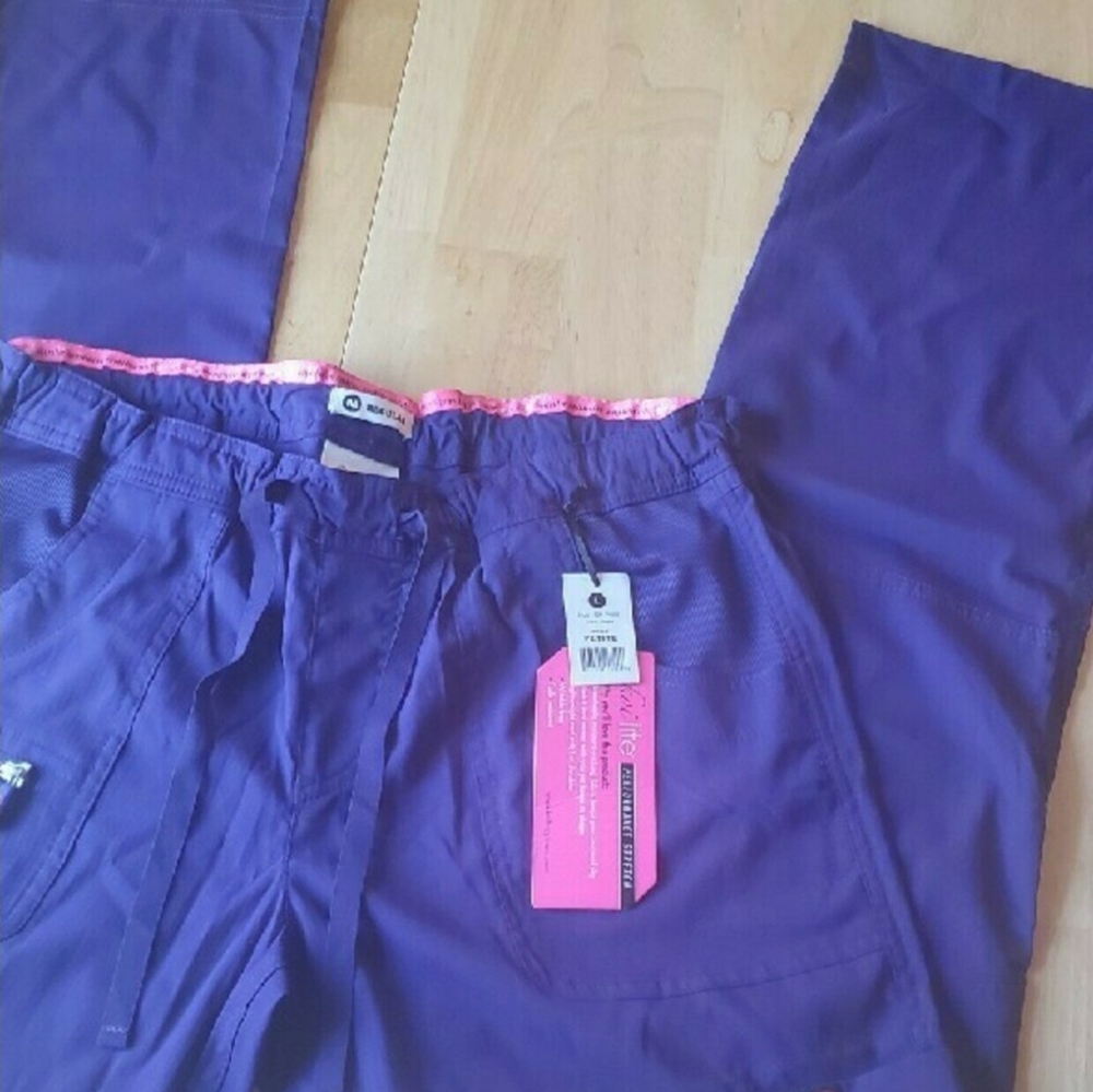 Medium koi scrub pants